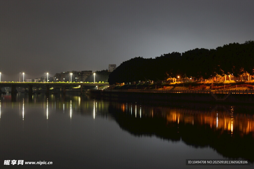 夜晚河畔桥景的静谧倒影