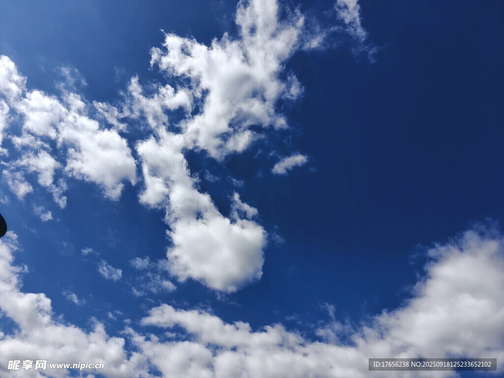蓝天白云美景