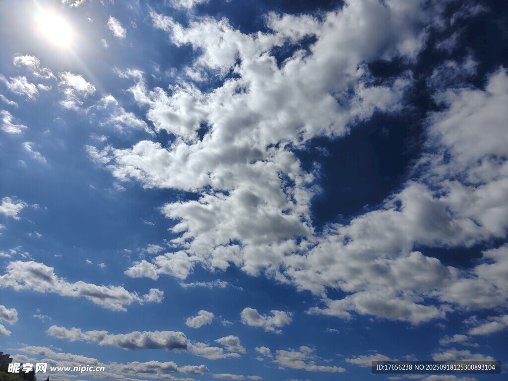 蓝天白云下的晴朗天空