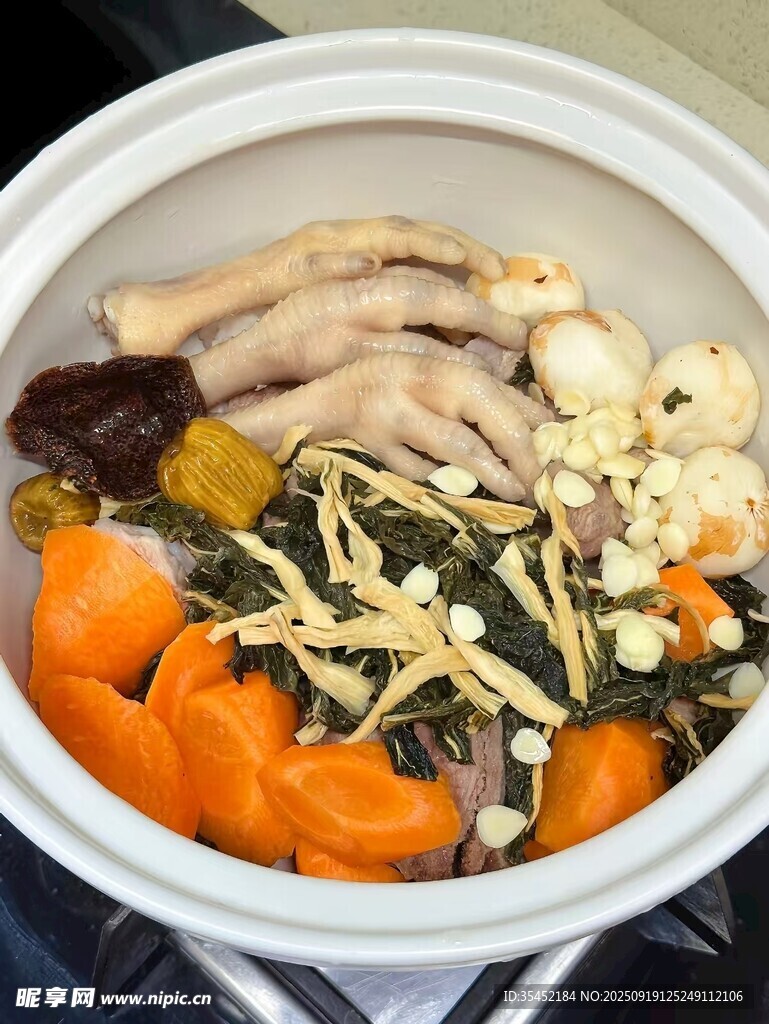 蔬菜菌菇鸡爪汤