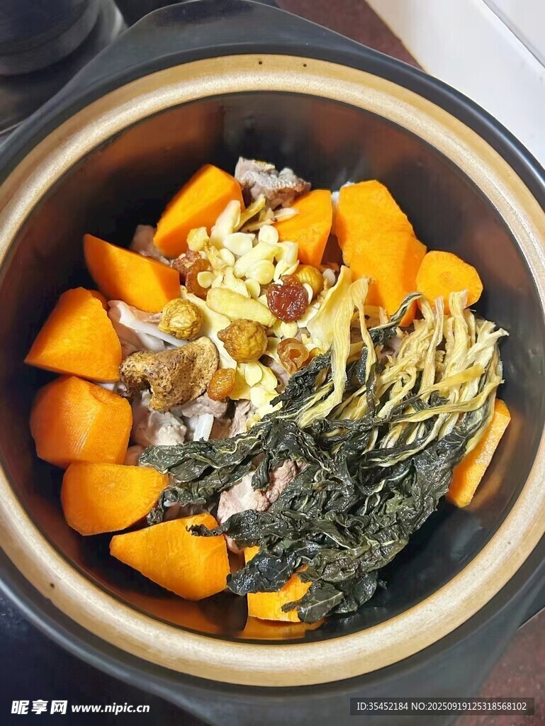 南瓜海鲜砂锅煲