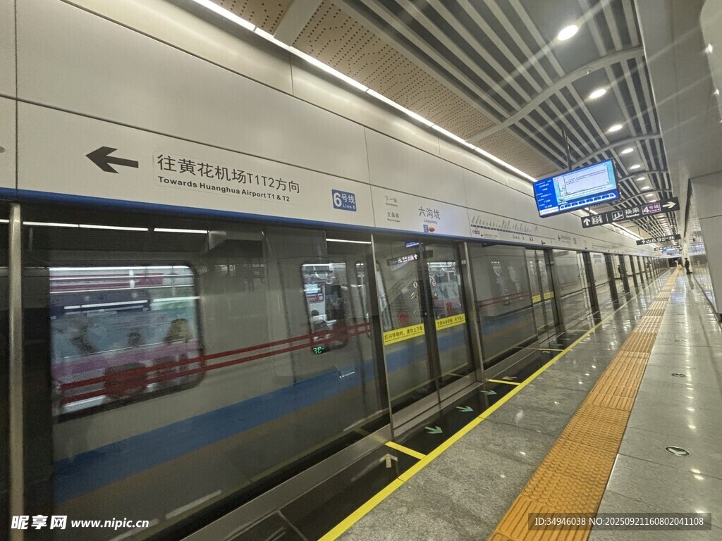 地铁站台的列车停靠瞬间