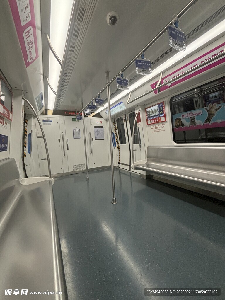 地铁车厢内景