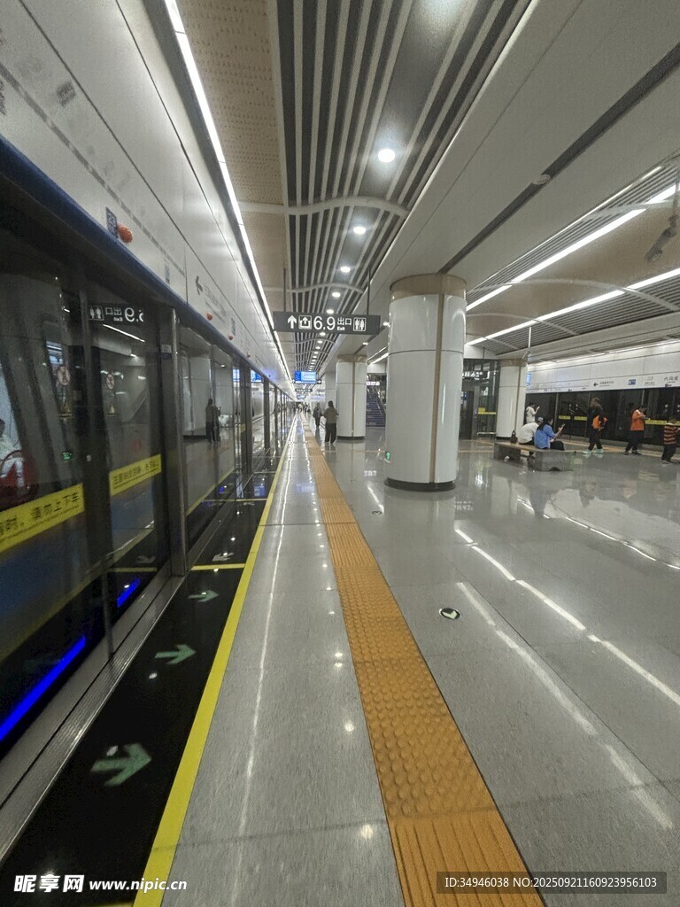 空旷地铁站台场景