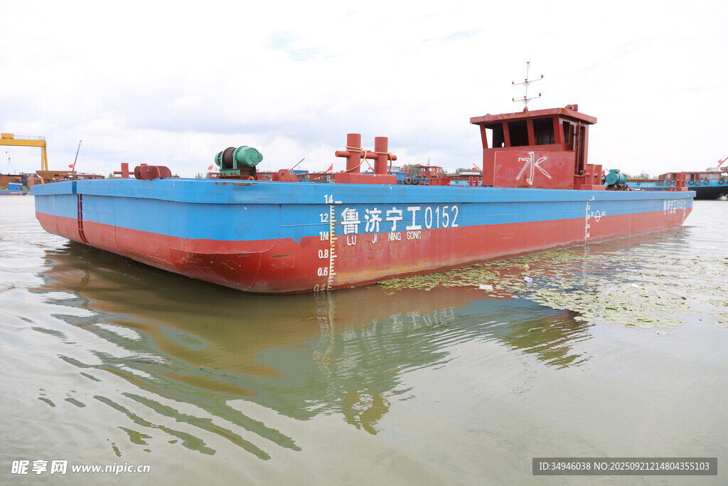 蓝色红色驳船停泊在水面