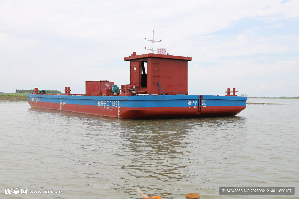 水面上的红蓝货船