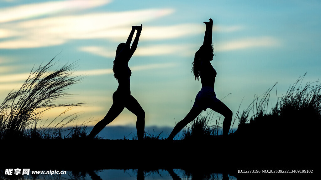 夕阳下的双人瑜伽剪影