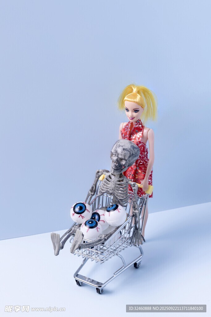 小女孩坐购物车玩偶造型