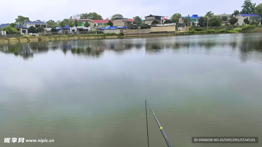 宁静湖畔垂钓景