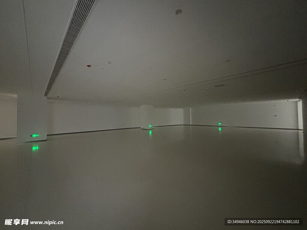 空旷室内的绿色指示灯光