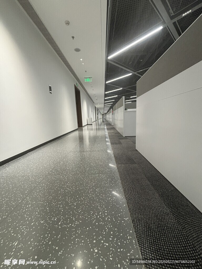 现代简约风格的空旷走廊