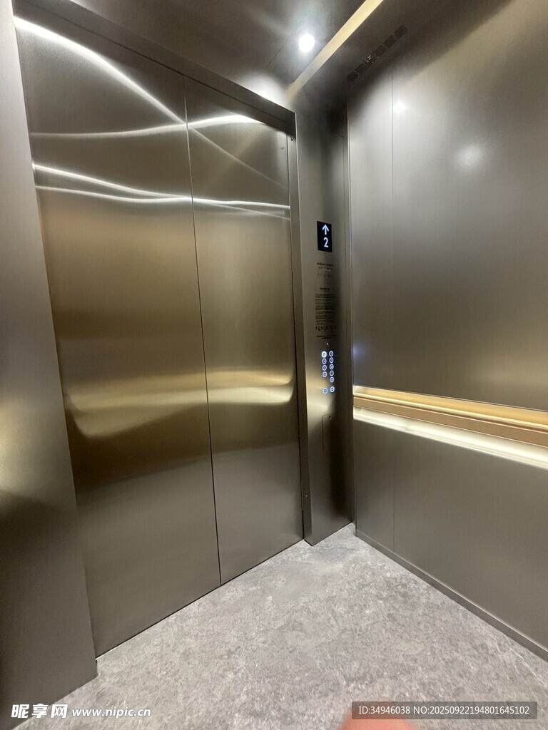 现代不锈钢材质电梯内部