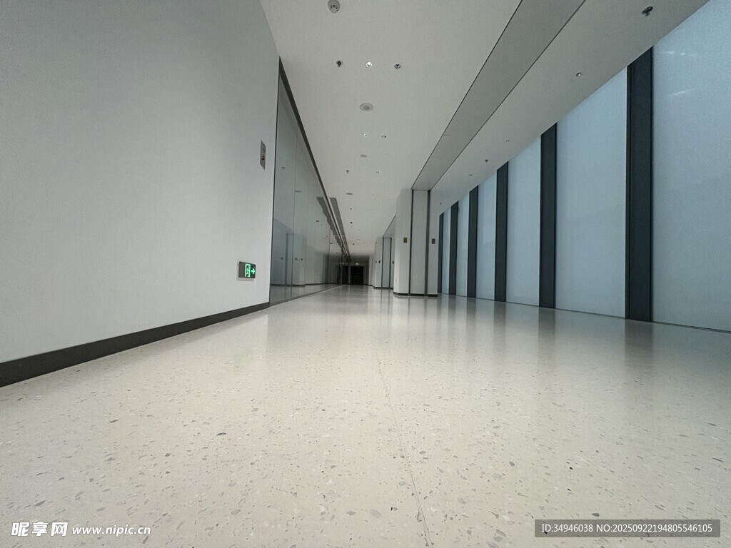 空旷现代风走廊空间