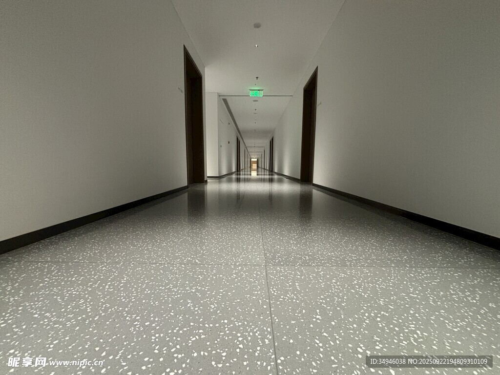 空旷明亮的走廊空间