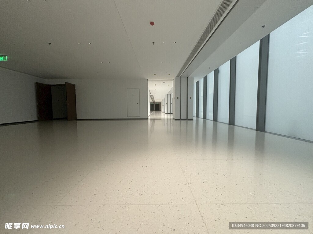 空旷现代风室内走廊空间