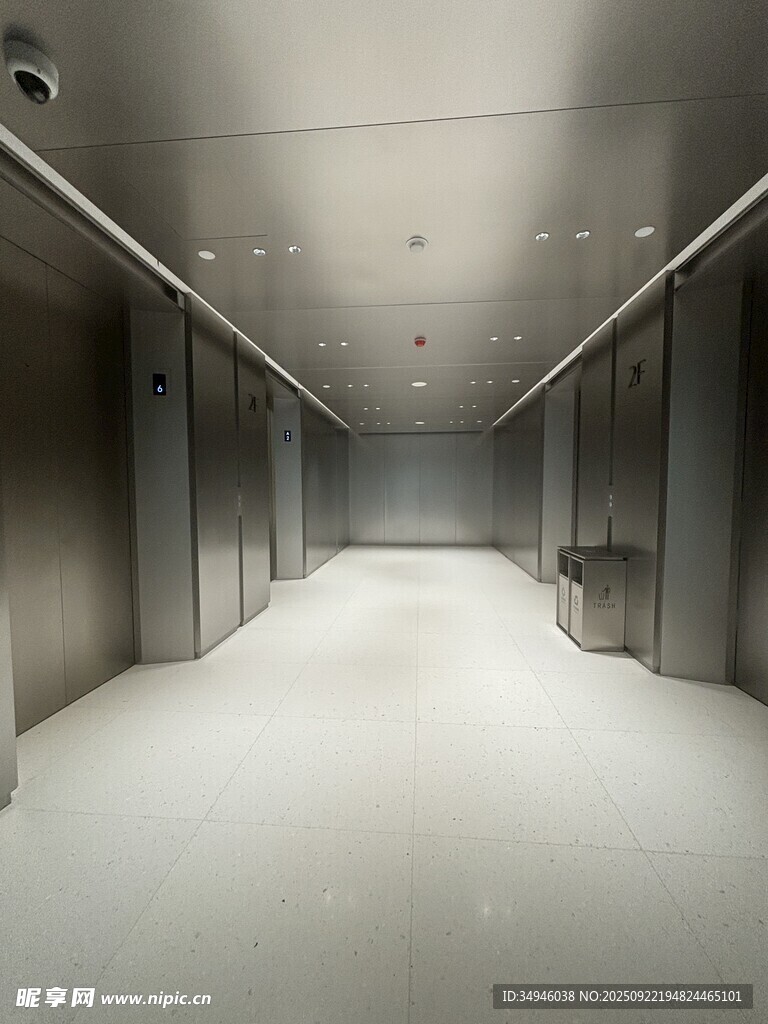 空旷现代感的电梯内部空间