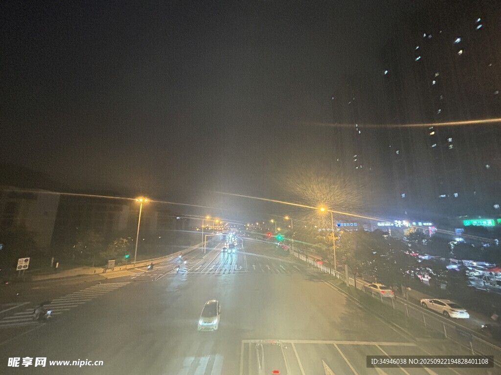 城市雾夜中的道路景象