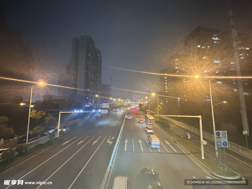 城市夜间繁忙交通景象