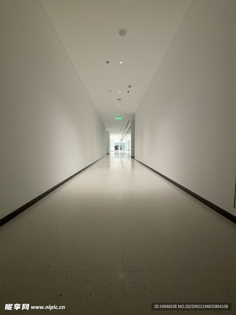 空旷走廊通向明亮出口