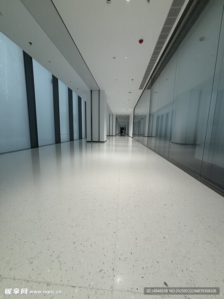 现代宽敞明亮的办公走廊