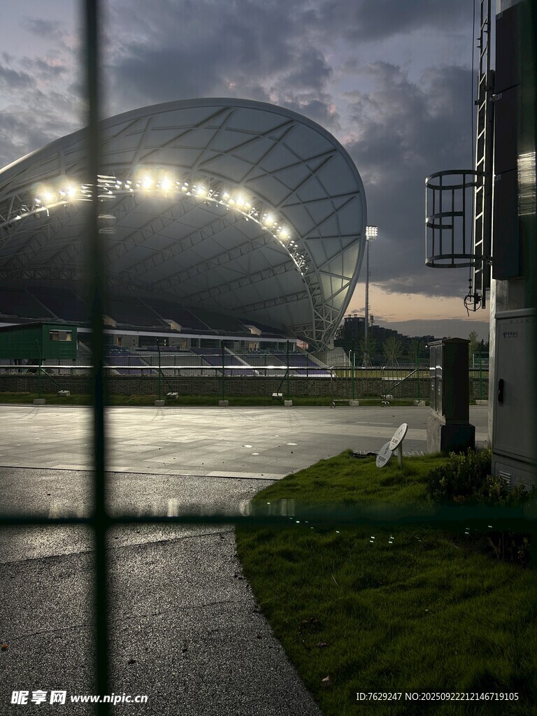 宁静雨夜中的体育场建筑