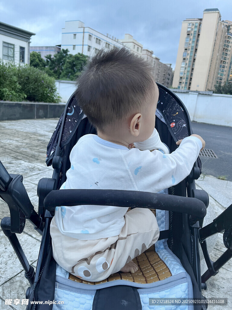 婴儿坐推车看向远方