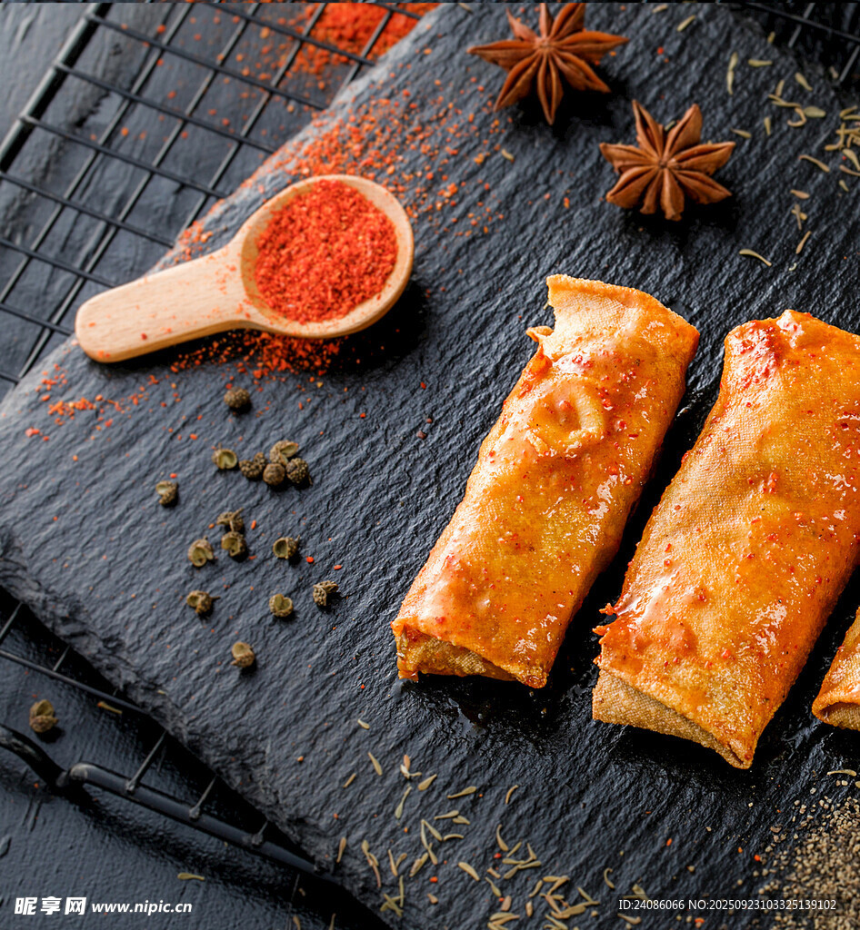 美味炸春卷与香料组合
