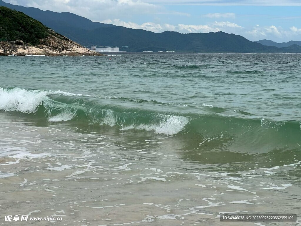 海浪拍打沙滩的美丽景致