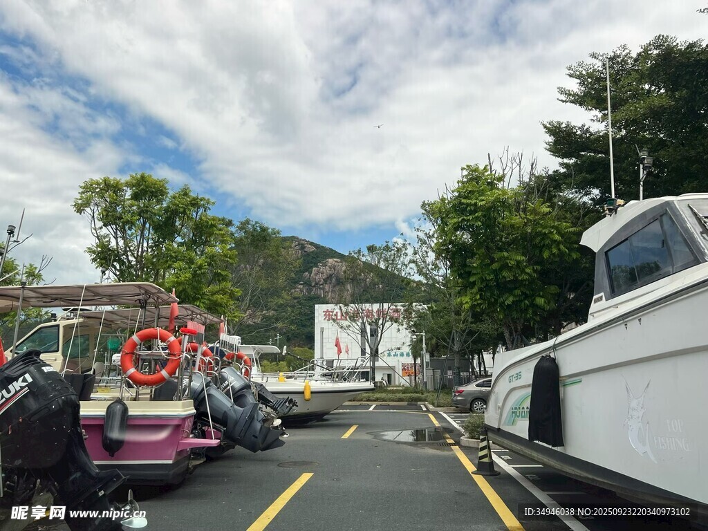 码头边停靠的多彩船只