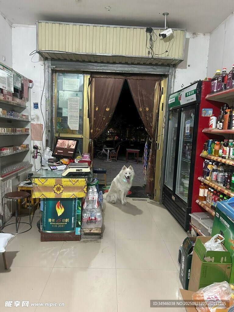 便利店内部陈列场景
