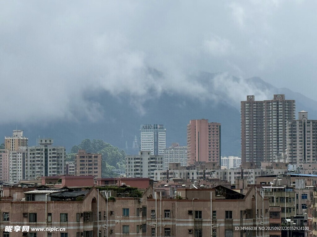 云雾缭绕中的城市建筑群