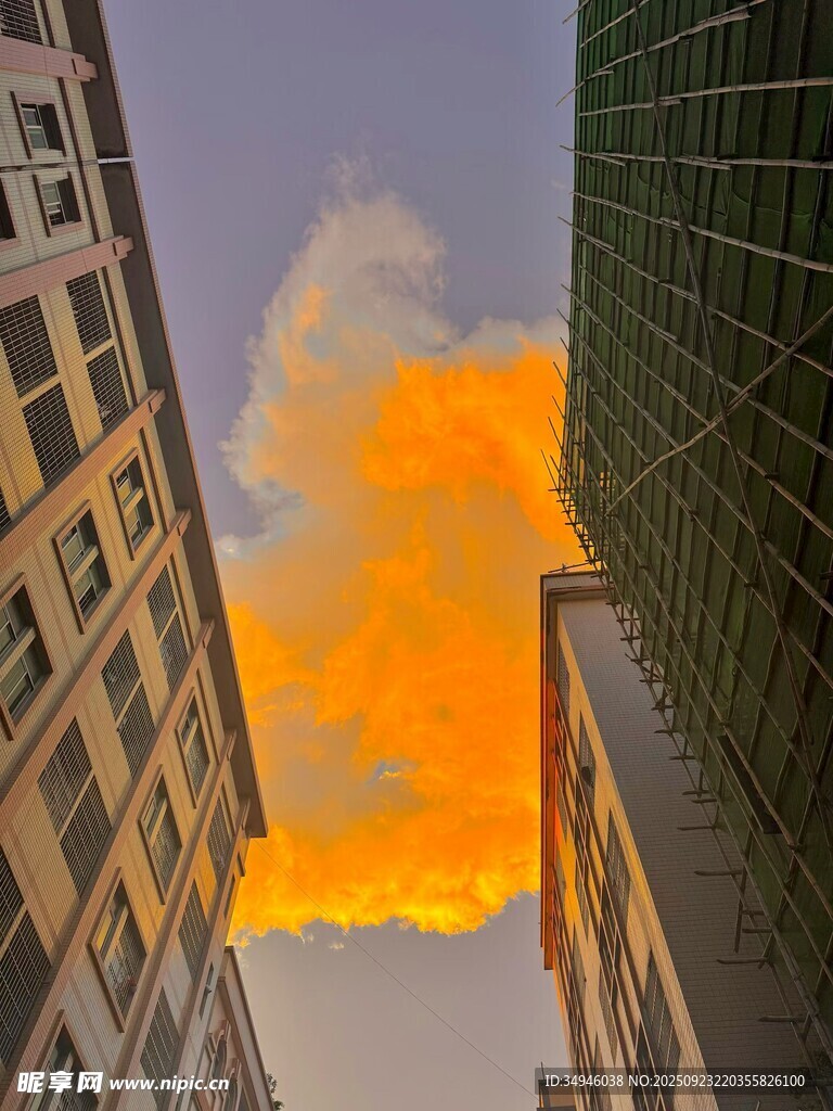 城市上空的绚烂橙云