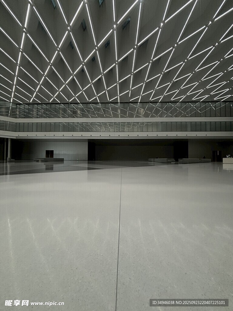 现代简约风格空旷室内空间