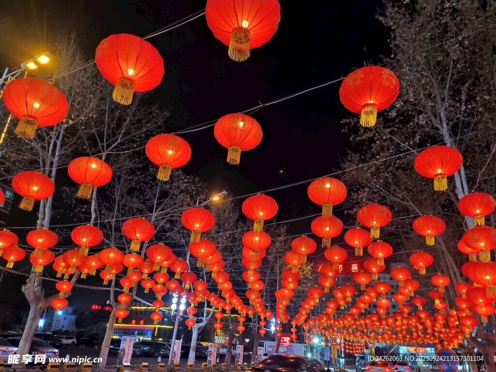 街头红灯笼营造节日氛围