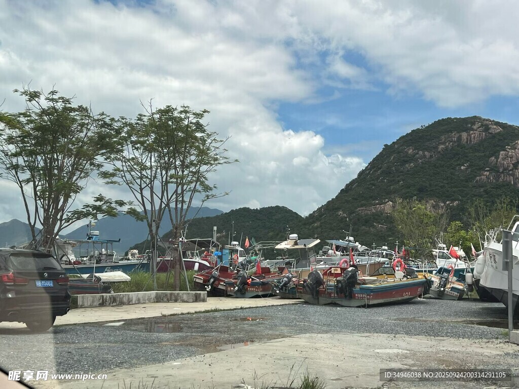 海边码头船只与远山风景