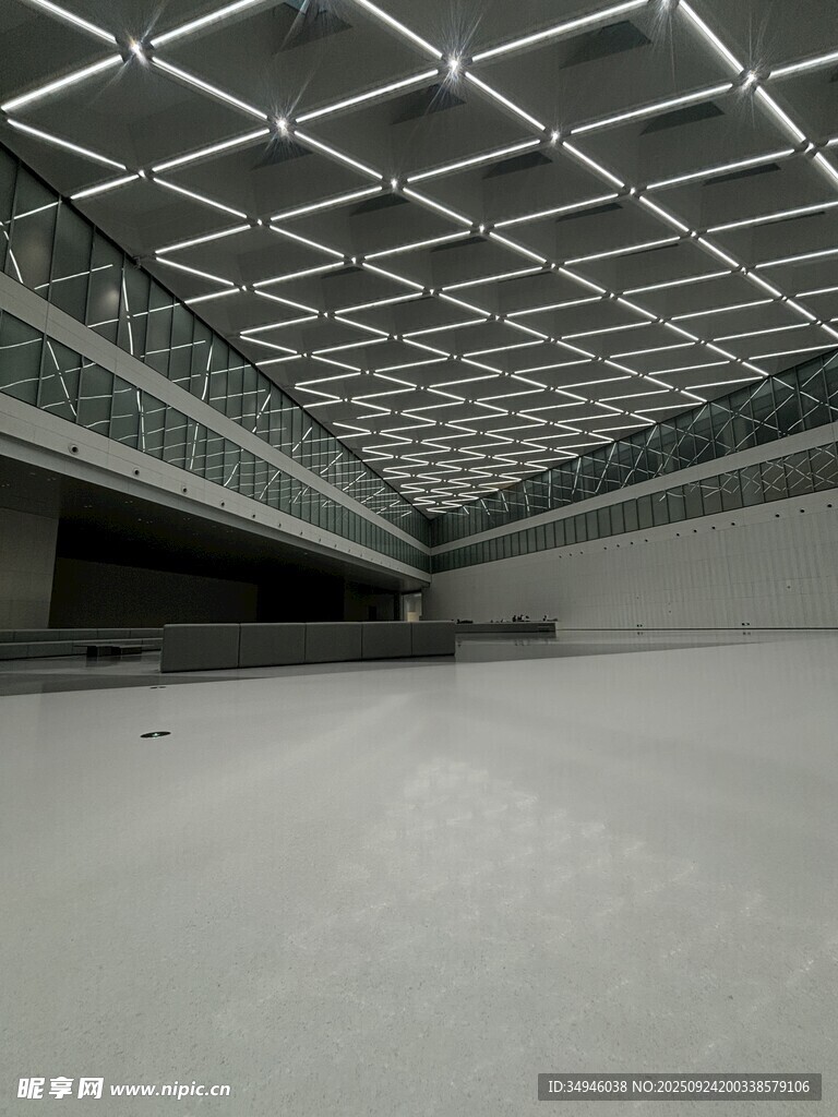 空旷室内空间与网格天花板
