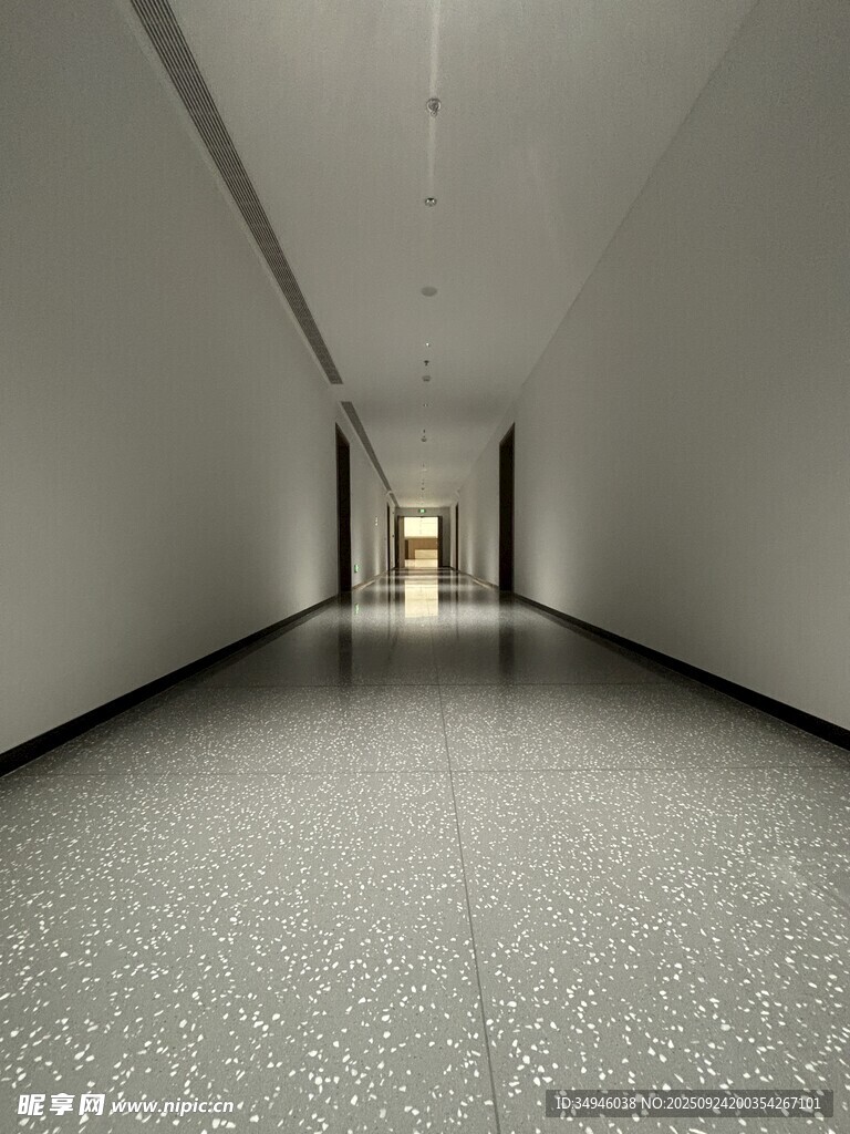 空旷走廊尽头微光