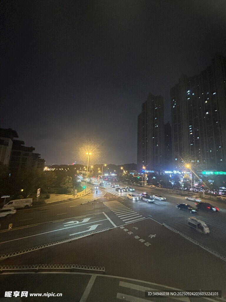 城市夜晚繁忙十字路口