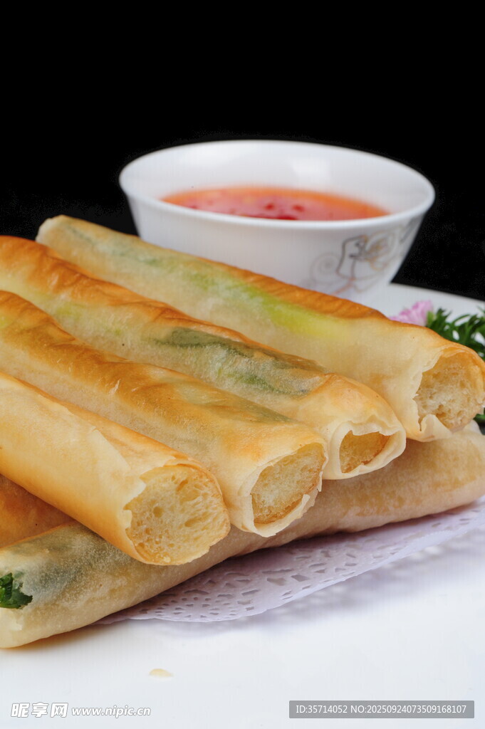 美味春卷配蘸料