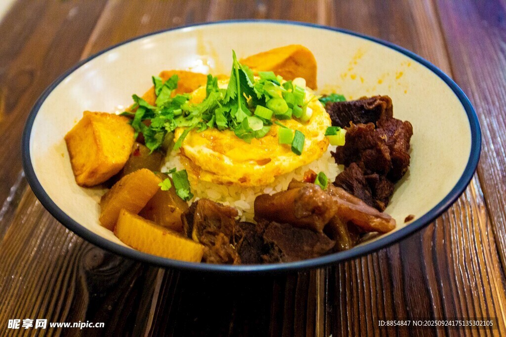 牛腩牛蹄筋盖美味牛肉土豆盖浇饭
