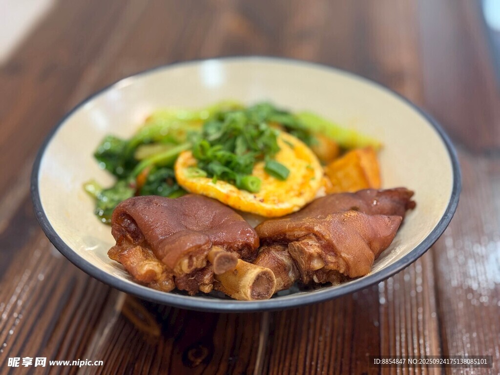 猪脚叉烧饭 美味叉烧盖饭配时蔬