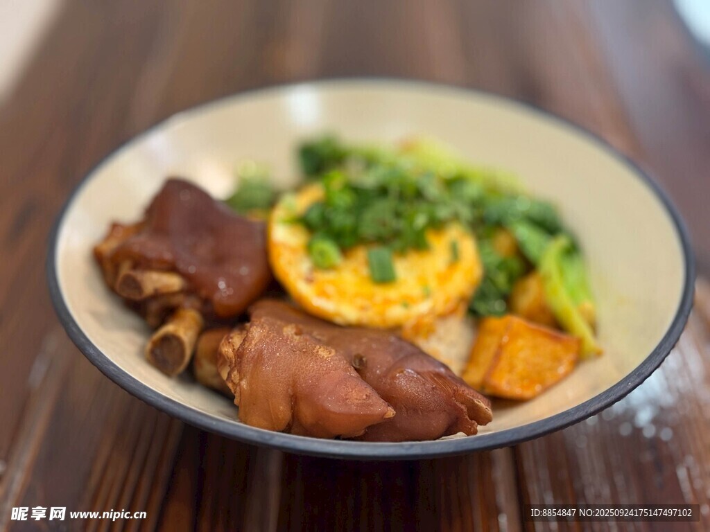 猪脚饭 美味卤味搭配蔬菜拼盘