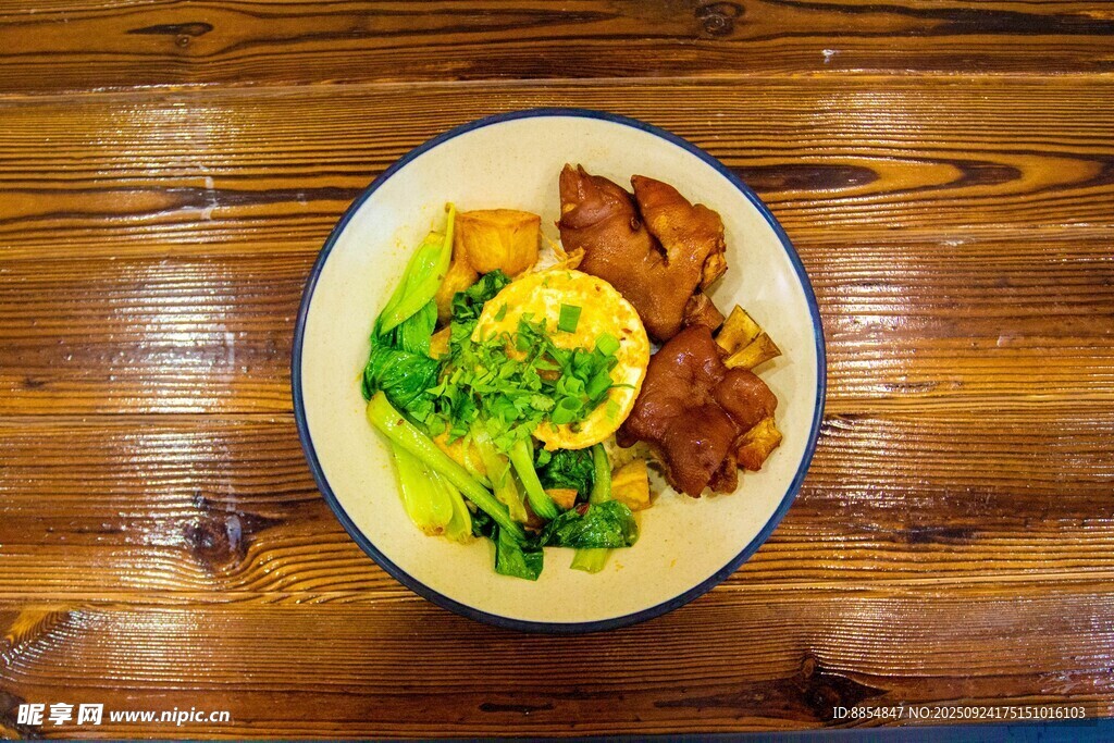 猪脚饭 美味荤素搭配餐食一盘