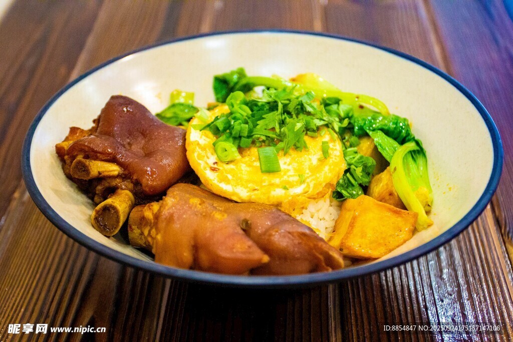 美味猪脚盖饭 营养丰富