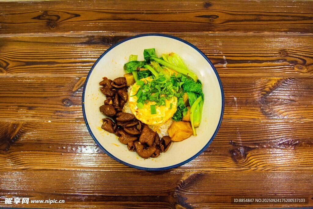 木桌白盘里的美味菜肴