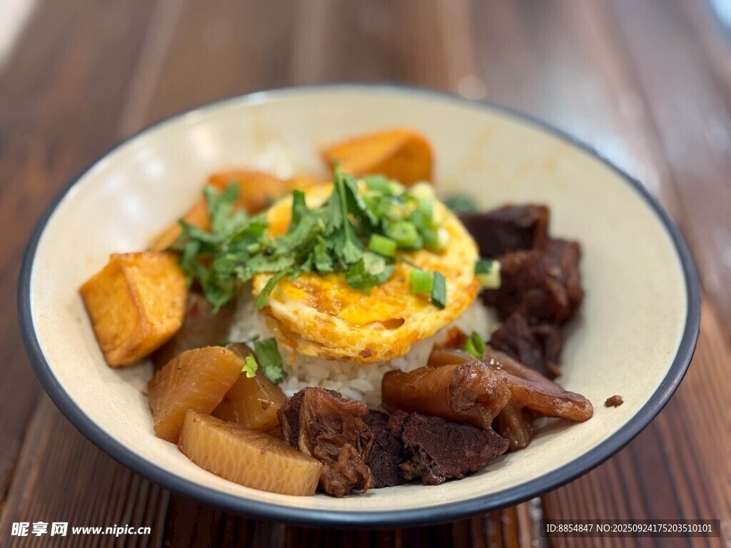 美味卤肉饭 营养又可口