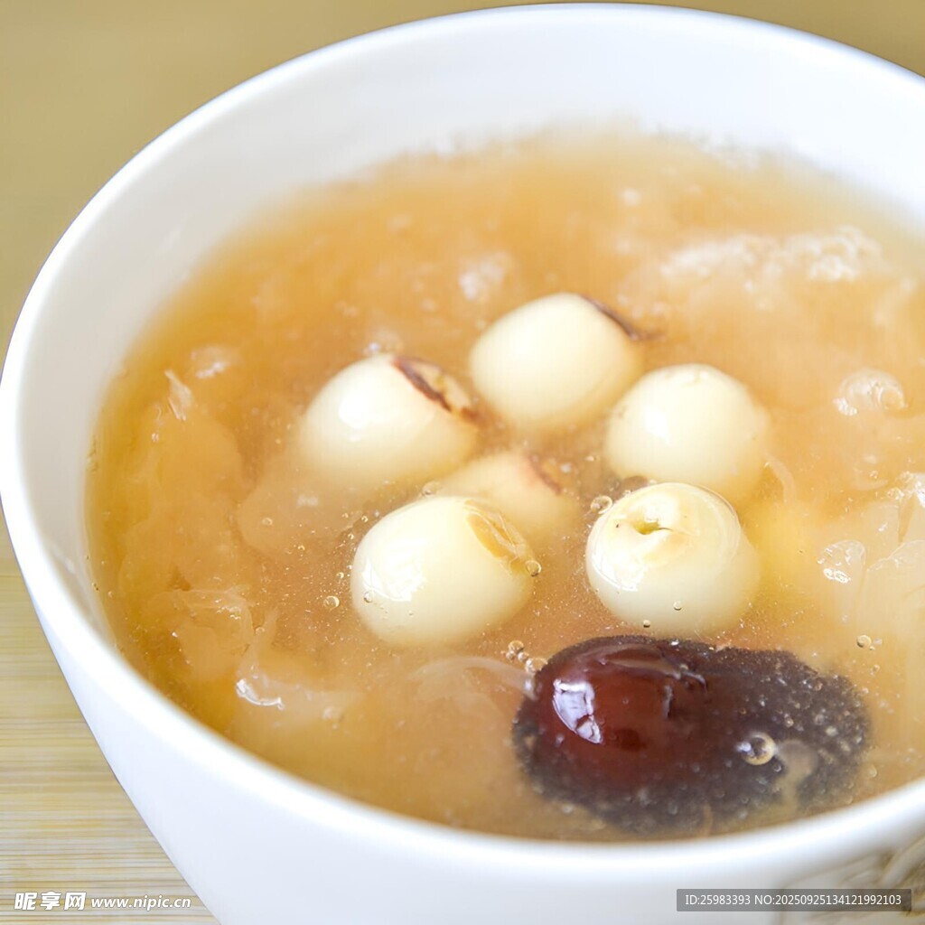 莲子红枣银耳羹