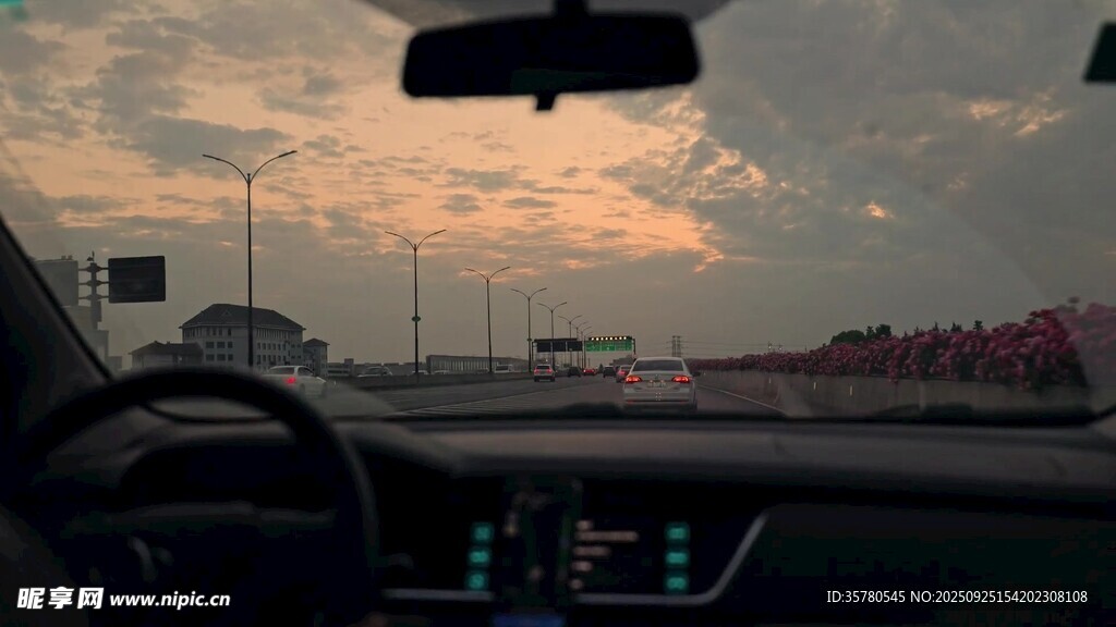 车内视角看黄昏天际