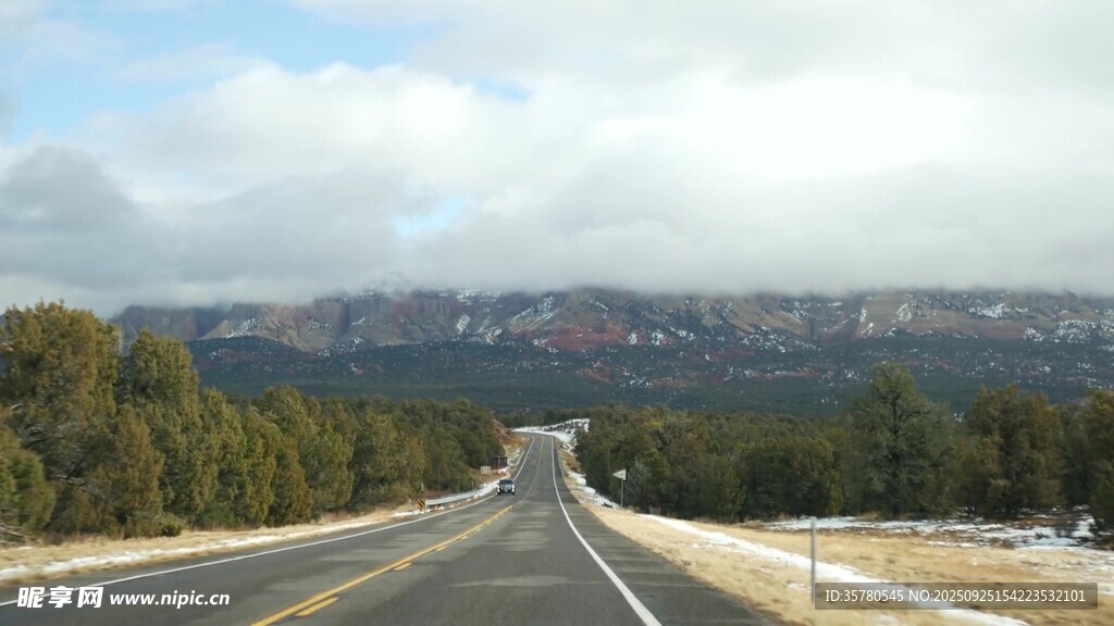 蜿蜒公路旁的山林与远山