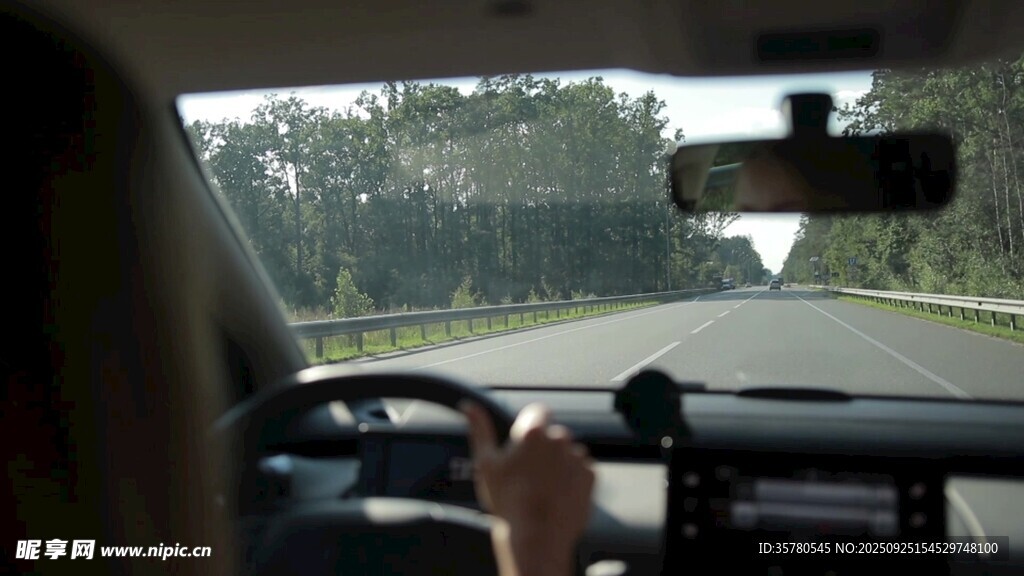 车内视角的驾驶场景